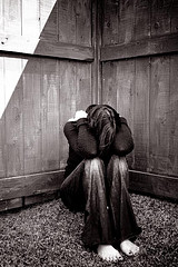 aengstliche frau zusammengekauert