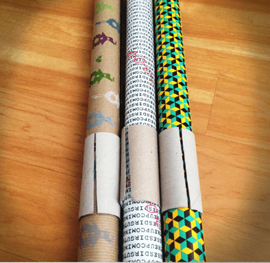Alte Klopapierrollen um Geschenkpapier zusammenzuhalten