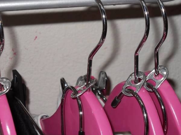 Erweitere deinen Schrank für Kleider-Bügel mit einfachen Getränke-Dosen Öffner Clips